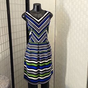 NEW I LE NEW YORK HIDDEN ZIPPER CLOSURE SLEEVELESS PLEATED MULTI STRIPE DRESS